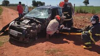Pacientes s&atilde;o socorridos ap&oacute;s carro bater em van de secretaria de sa&uacute;de