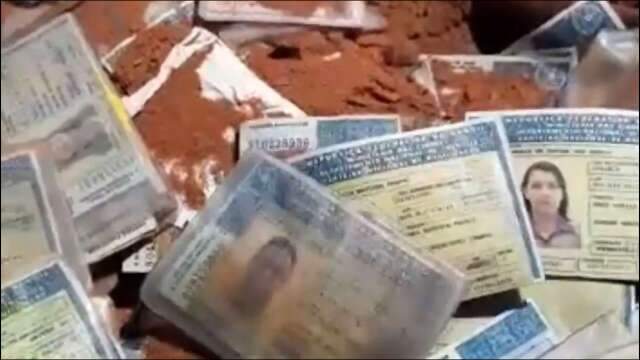 &quot;Todos dados expostos&quot;, denuncia morador sobre descarte de CNHs em ecoponto