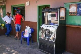 Bar tem até jukebox para animar clientes. (Foto: Henrique Kawaminami)