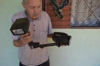 Seu Tito mostra flash de câmeras antigas que usava para fotografar. (Foto: Bárbara Cavalcanti)