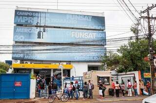 Movimentação de trabalhadores em frente ao prédio da Funsat em Campo Grande. (Foto: Arquivo/Campo Grande News)