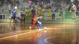 Meninos disputam a bola em jogo da Copa Pelezinho. (Foto: Divulgação)