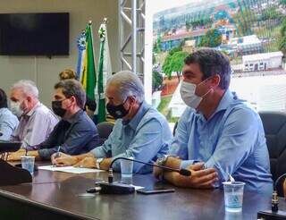 Governador Reinaldo Azambuja assinou repasse de verbas para a saúde nesta sexta-feira (10) em Maracaju. (Foto: Guilherme Pimentel)