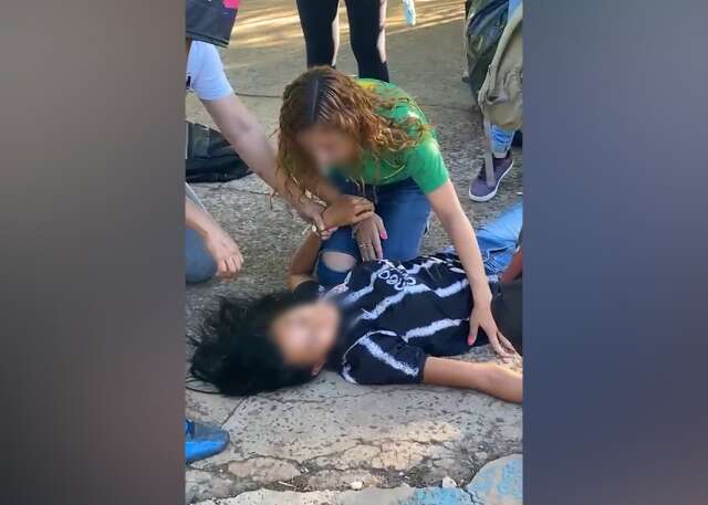 Briga entre adolescentes em escola estadual deixa estudante desacordada