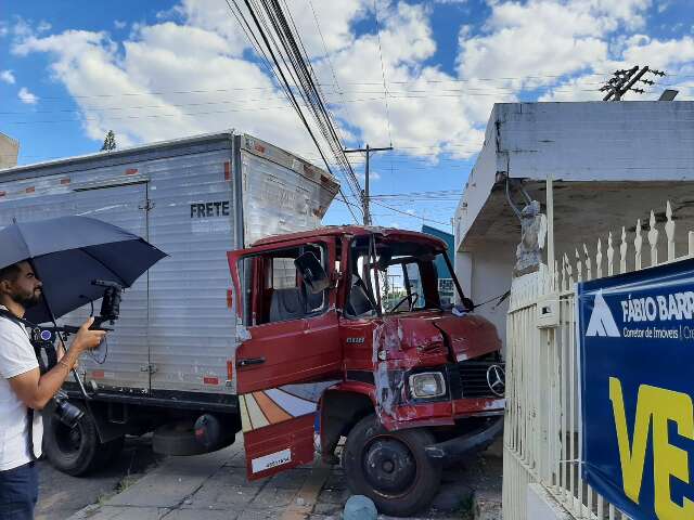Sem freio, caminh&atilde;o desgovernado invade resid&ecirc;ncia na Rui Barbosa 