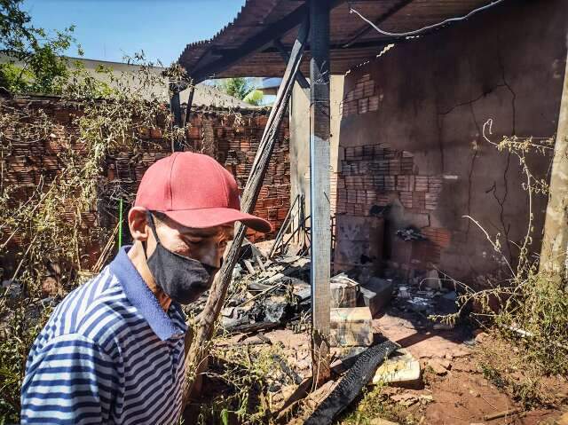 Aposentado ferve panos e fogo destr&oacute;i m&aacute;quina de lavar que nem terminou de pagar