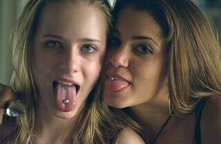 Cena do filme Aos Treze, onde duas adolescentes têm piercing na língua. (Foto: Reprodução)