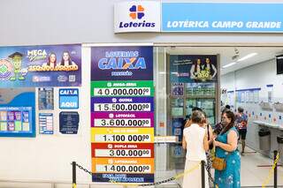 Apostadores em frente a lotérica de Campo Grande (Foto: Henrique Kawaminami/Arquivo)