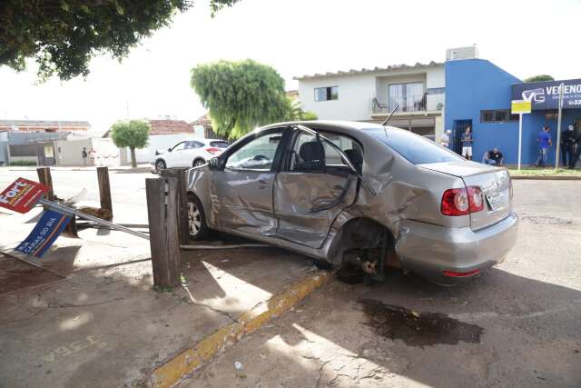 C&acirc;meras de seguran&ccedil;a registram acidente entre carros com quatro v&iacute;timas