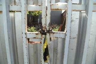 Fita zebrada encontrada no portão da vítima nesta manhã marcava o local da troca de tiros. (Foto: Kísie Ainoã)