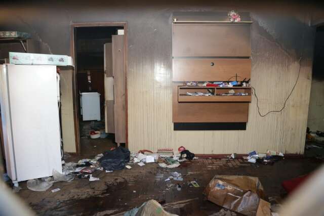 Casa &eacute; incendiada e avenida fica interditada durante controle das chamas