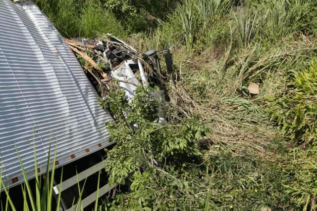 Caminhoneiro morre ao perder controle de veículo em curva e cair em ribanceira