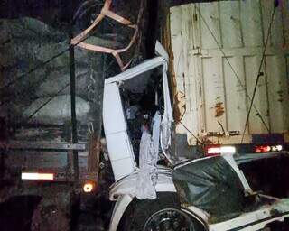 Cabine do veículo ficou destruída com o acidente. (Foto: Corpo de Bombeiros)