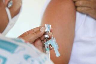 Aplicação de vacina contra covid-19 em moradora da Capital. (Foto: Henrique Kawaminami)