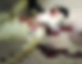 Pai e filho adolescente s&atilde;o executados a tiros na porta de casa 