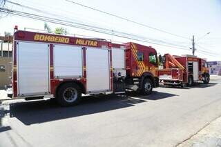 Dois caminhões do Corpo de Bombeiros Militar foram empenhados no controle das chamas. (Foto: Kísie Ainoã)