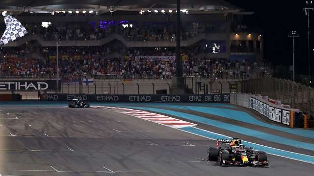 Verstappen ultrapassa Hamilton na &uacute;ltima volta e &eacute; campe&atilde;o da F&oacute;rmula 1