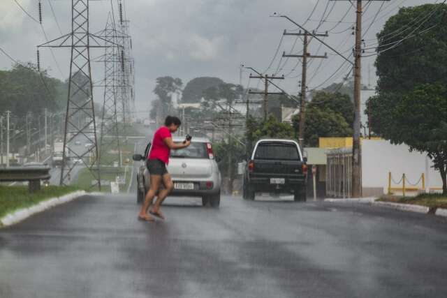 Chuva chega &quot;de mansinho&quot; e confirma previs&atilde;o para a Capital