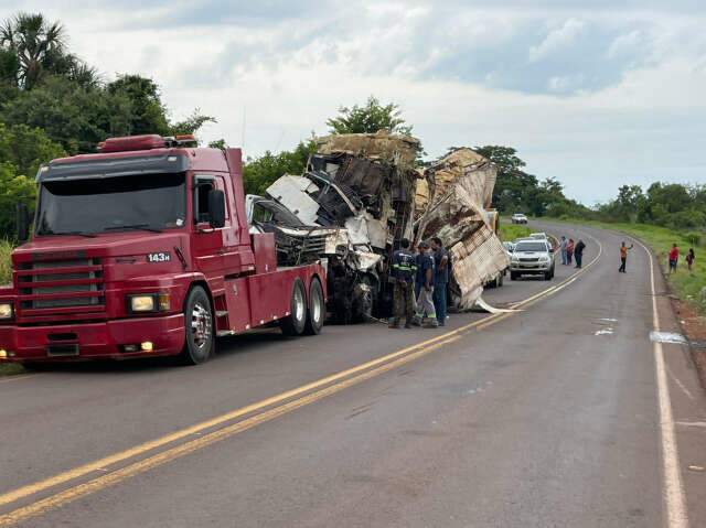 Mais de 24 horas depois, caminh&atilde;o destru&iacute;do em acidente &eacute; removido de rodovia