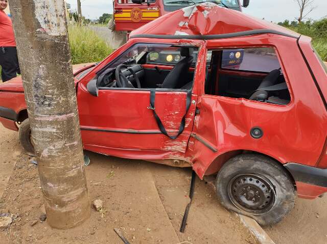 Carro bate em poste ap&oacute;s tentativa de ultrapassagem no Tijuca