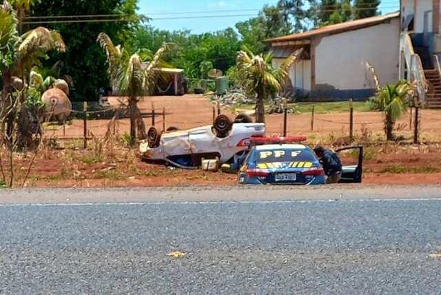 PRF apreende carro com droga que capotou ap&oacute;s 12 km de persegui&ccedil;&atilde;o na BR-163