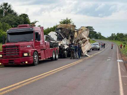 Mais de 24 horas depois, caminhão destruído em acidente é removido de rodovia