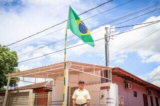 Rafael Narassi Gomes, de 74 anos, dono da Pousada da Marlene espera conseguir ver o presidente. (Foto: Henrique Kawaminami)