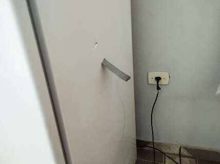 Jovem &eacute; atingido por 3 facadas no t&oacute;rax durante festa em quitinete 