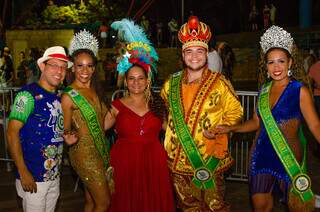 Cord&atilde;o Valu debutou com vestido vermelho, homenagens e frevo