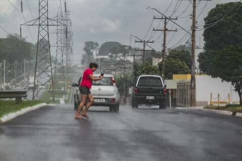 Chuva chega &quot;de mansinho&quot; e confirma previs&atilde;o para a Capital