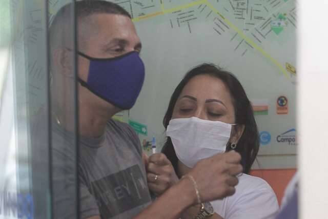 Barreira oferece as tr&ecirc;s doses de vacina e tamb&eacute;m testa contra covid-19
