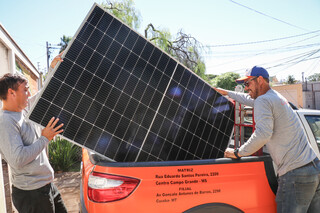 Técnicos a caminho da execução de mais um projeto da Luminar Energia Solar. (Foto: Henrique Kawaminami)