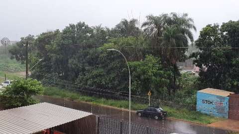 Confirmando previsão, Campo Grande registra chuva nesta segunda