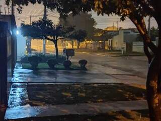 Chuva fina que cai em Dourados, na noite desta segunda-feira (13). (Foto: Helio de Freitas) 
