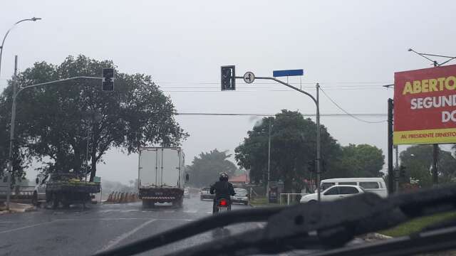 Em dia de chuva, sem&aacute;foro desligado &eacute; transtorno a mais no tr&acirc;nsito da Capital
