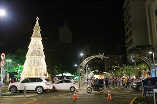 Área Central de Campo Grande está iluminada durante à noite para atrair consumidores no período de vendas noturnas. (Foto: Paulo Francis)