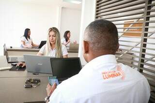 Equipe de atendimento da Luminar Energia Solar. (Foto: Henrique Kawaminami)