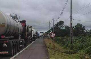 Trânsito na saída para Três Lagoas está parado. (Foto: Direto das Ruas)