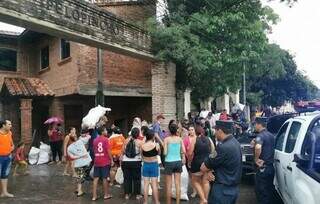 Mesmo com chuva, famílias se aglomeram para receber alimentos em bairro de Asunción. (Foto: ABC Color)