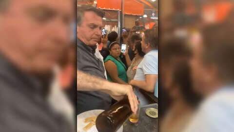 Bolsonaro come pastel com tubaína no Mercadão em Campo Grande 