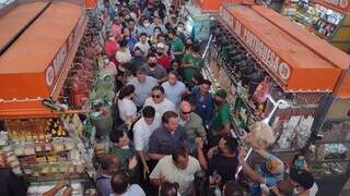 Seguido por multidão, presidente Jair Bolsonaro faz tour pelo Mercado Municipal de Campo Grande. (Foto: Divulgação)