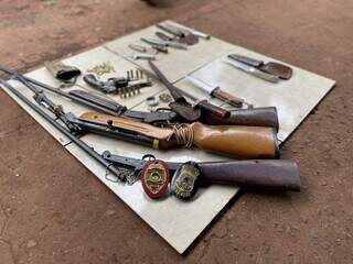 Três espingardas, revolver e a faca usada no assassinato foram apreendidas com suspeito. (Foto: Divulgação/PCMS)