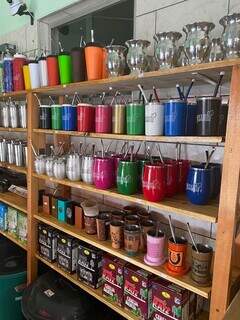 Vários copos de cores e formatos diferentes, além das ervas, estão disponíveis na loja. (Foto: Amanda Bogo)