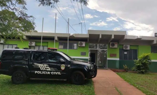 Suspeito e material apreendido foram encaminhados para a 1ª Delegacia de Polícia Civil de Ponta Porã. (Foto: Ponta Porã News)