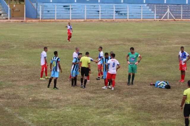 Partida encerrada por falta de jogadores escancara v&aacute;rzea da s&eacute;rie B em MS