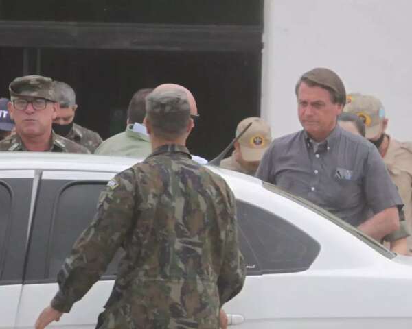 No CMO, Bolsonaro se re&uacute;ne com comandante e tira fotos com militares