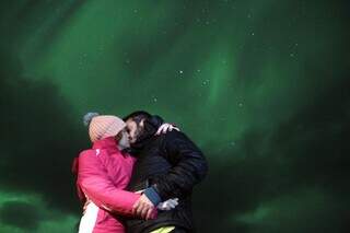 Kris e Igor fizeram registro romântico na companhia da aurora boreal. (Foto: Arquivo Pessoal)