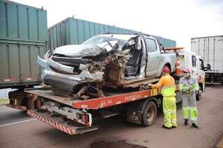 Lateral da caminhonete ficou totalmente destruída (Foto: Paulo Francis)