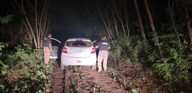 Carro de motorista deixado amarrado em &aacute;rvore por trio &eacute; recuperado na Bol&iacute;via 