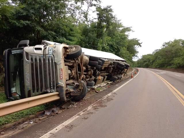 Carreta carregada de verduras tomba em curva e motorista sai ileso na BR-163